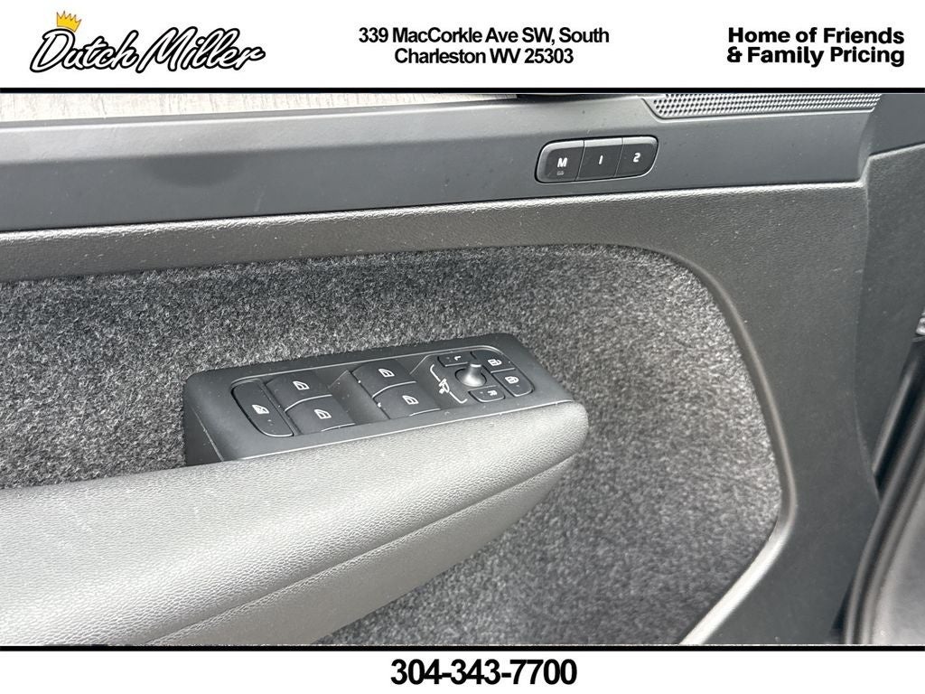 2025 Volvo XC40 Core Bright Theme